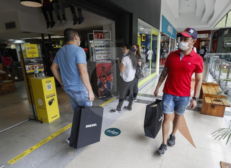 Para la apertura controlada, en los tres centros comerciales se aumentaron los puntos de lavado de manos y se realizaron desinfecciones en cada uno de los locales. FOTO manuel saldarriaga