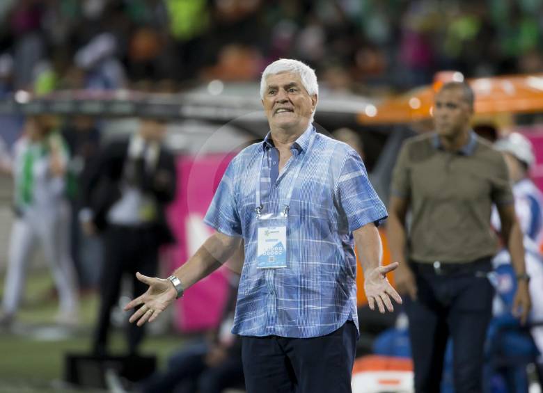 El técnico uruguayo Julio Avelino Comesaña, de 72 años, dejó el banco del Junior de Barranquilla. FOTO JUAN ANTONIO SÁNCHEZ 
