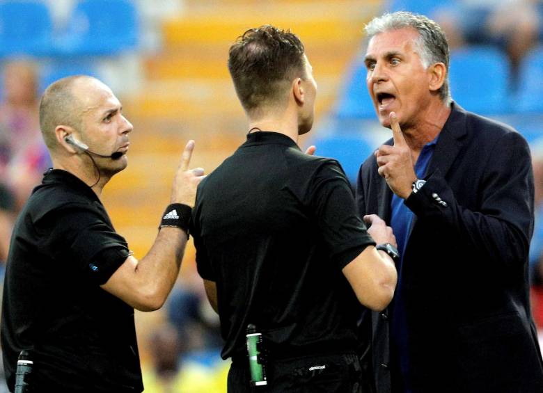 Carlos Queiroz reclamó por la falta a Juan Guillermo Cuadrado en el área. FOTO EFE