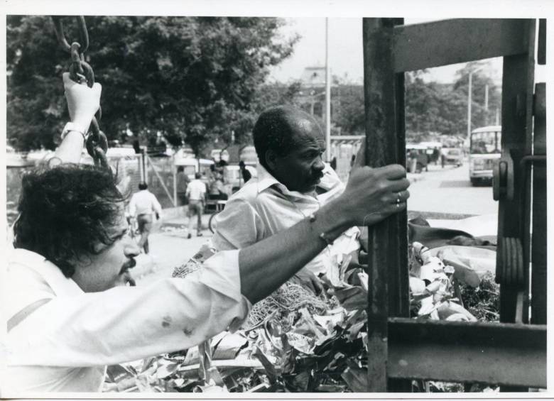 Diego García Moreno y el Negro Billy sobre un carro de basura rumbo al vertedero municipal de Moravia, en 1983. Foto: Cortesía 