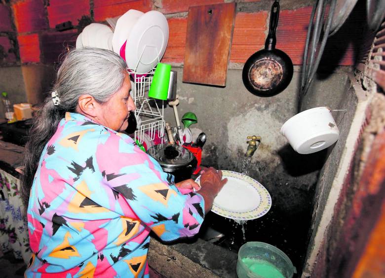 La instalación del agua prepago en el Valle de Aburrá viene acompañada por la promoción de estrategias para un uso adecuado del agua en los hogares. FOTO manuel saldarriaga