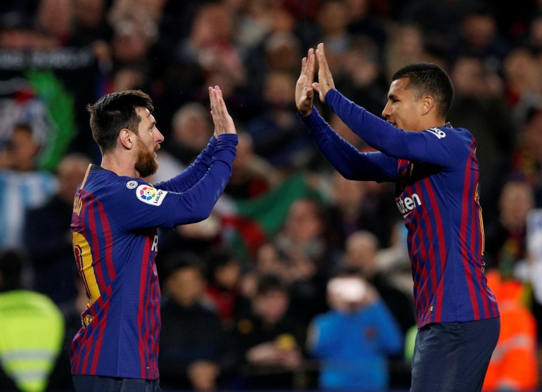 Messi y Murillo felicitándose mutuamente tras la victoria del Barcelona. FOTO REUTERS