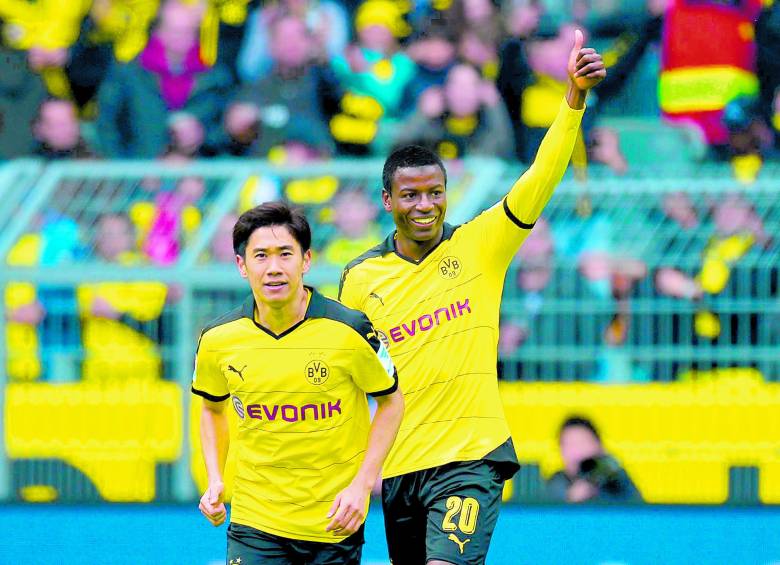 Adrián Ramos celebrando con el japonés Shinji Kagawa, quien le dio la asistencia en la anotación de ayer. FOTO AFP