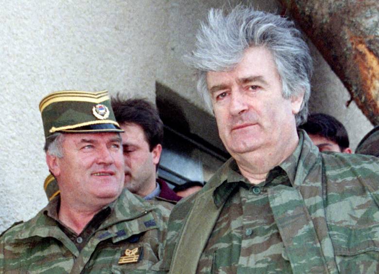 De izquierda a derecha, el general Radko Mladic, y el expresidente serbiobosnio Radovan Karadzic. FOTO reuters