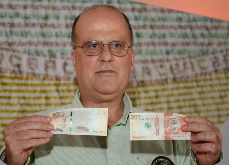 José Darío Uribe, gerente del Banco de la República muestra los dos lados del billete. FOTO Wendy Peralta - Colprensa