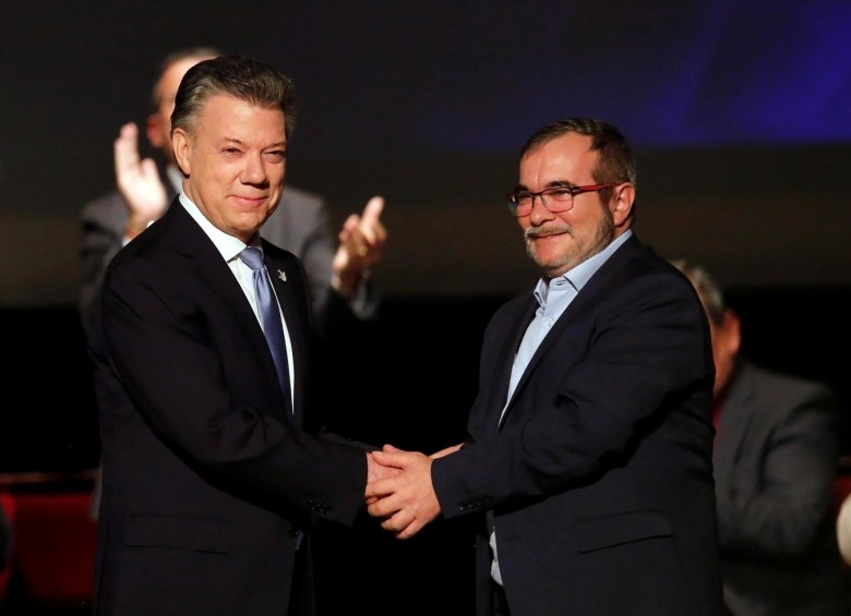 El cuarto apretón de manos entre el presidente Santos y Timochenko selló el acuerdo de paz con esa guerrilla. FOTO reuters