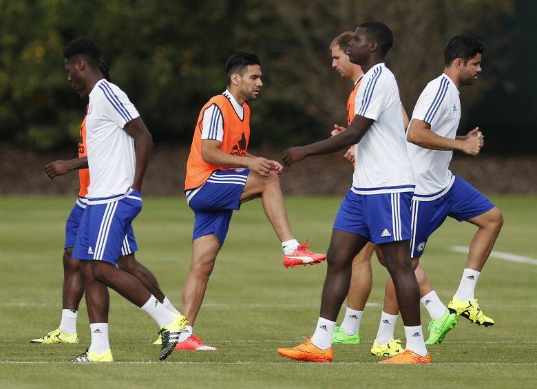El técnico del Chelsea, José Mourinho, dijo que podía adoptar un ataque en dos frentes dado que el colombiano Radamel Falcao ofrece más opciones. FOTO REUTERS
