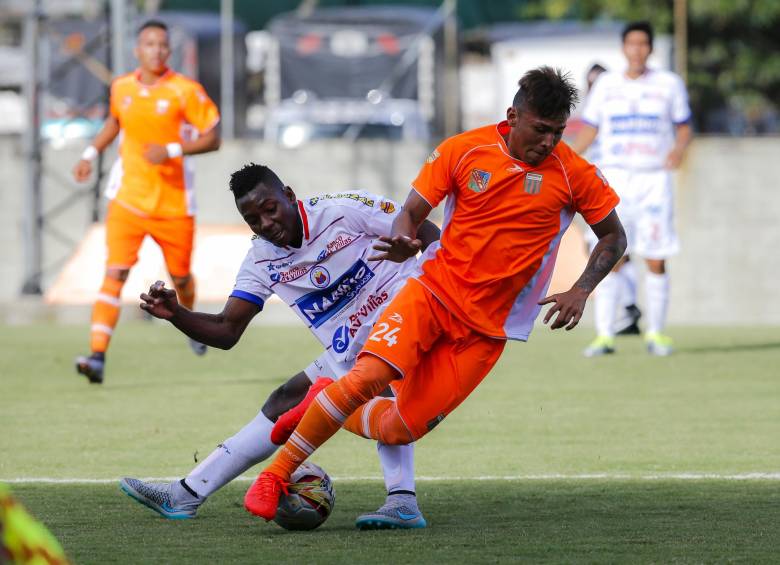 Acción del compromiso en la que participa el atacante Duván Vergara, que no ha vuelto a marcar gol en el torneo colombiano. Los naranjas necesitan acelerar. FOTO Juan Antonio Sánchez 