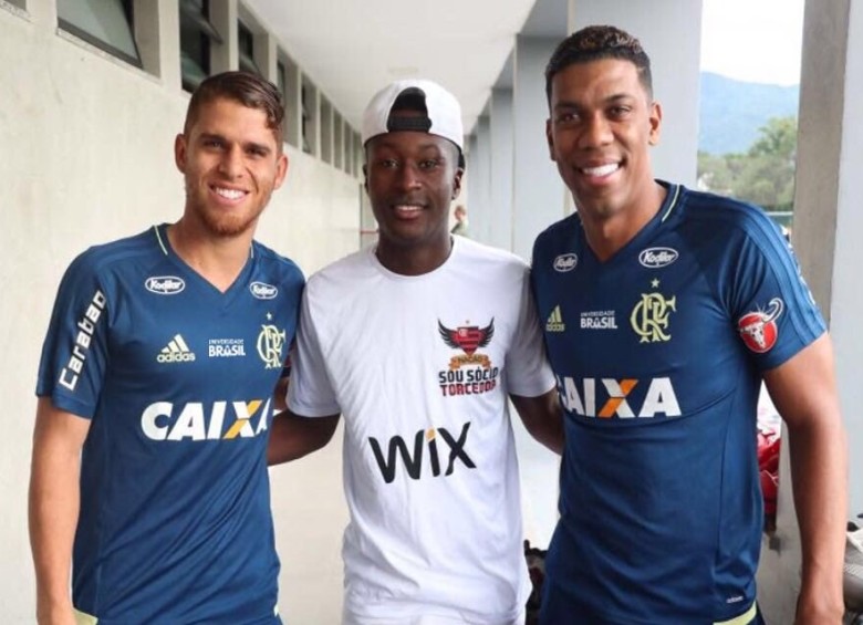 Gustavo Cuéllar y Orlando Berrío le dieron la bienvenida a Marlos Moreno, nuevo jugador de Flamengo de Brasil. FOTO TOMADA DEL TWITTER DE FLAMENGO