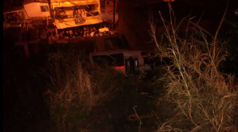 Accidente de un bus en Manrique dejó tres personas lesionadas. FOTO Telemedellín