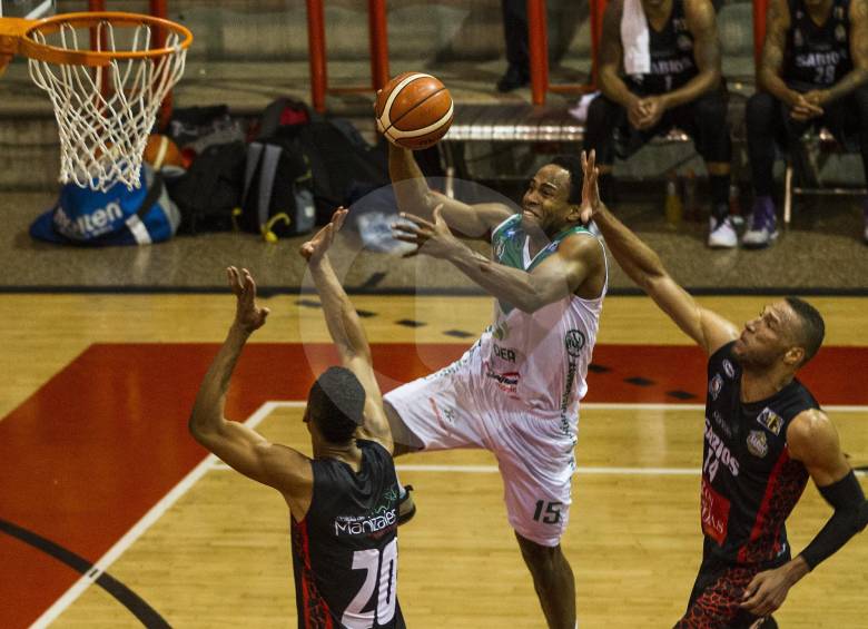 Darryl Smith fue otro de los que subió su nivel en el segundo tiempo y aportó 14 puntos en el triunfo 88-79. FOTO Jaime Pérez