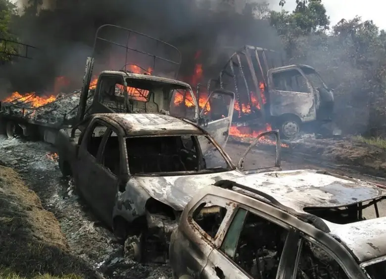 La guerrilla del Eln quemó este miércoles cinco vehículos, entre ellos dos camiones de carga y tres vehículos particulares en el sector El 12 en la vía que comunica a Medellín con Quibdó. FOTO CORTESÍA