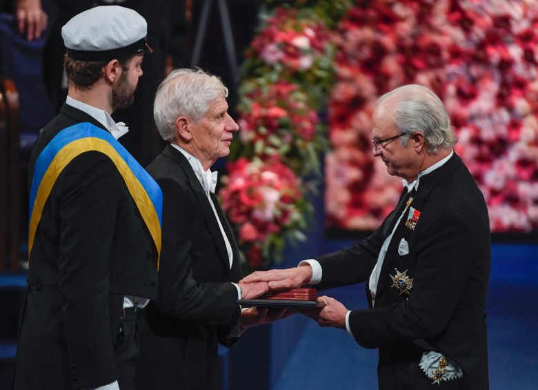 David Thouless recibió el galardón en Física y abandonó la ceremonia por problemas médicos. FOTO AFP