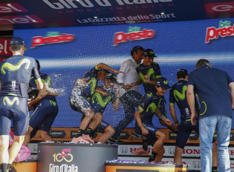 La champaña hizo correr al mejor equipo del Giro de Italia, el Movistar. FOTO CORTESÍA MOVISTAR