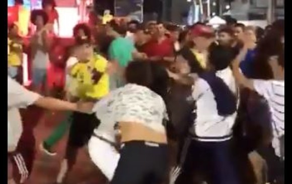 La captura del video deja ver cómo se dan golpes los colombianos. FOTO Catprua de video