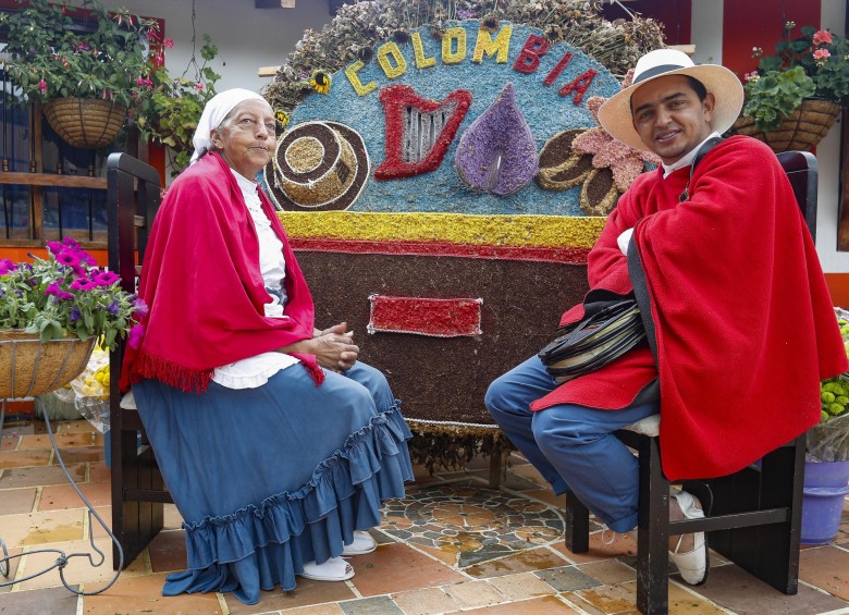 Martín Atehortúa lleva 18 años dedicado a las silletas; mientras su tía, Ana Lucía, 45 años en este oficio. FOTOs MANUEL SALDARRIAGA