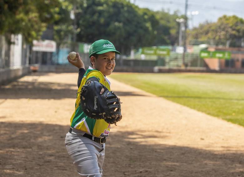 Julián lleva cuatro años jugando béisbol. Ahora sueña con conocer países gracias a este deporte. FOTO Camilo Suárez