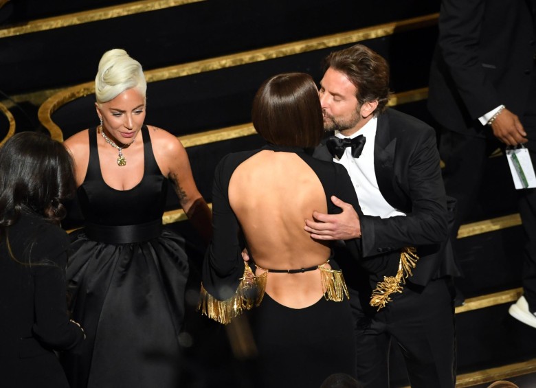 El beso entre Irina Shayk y Bradley Cooper. La modelo sentada en medio de Gaga y Cooper generó cantidad de memes en redes sociales. FOTO AFP