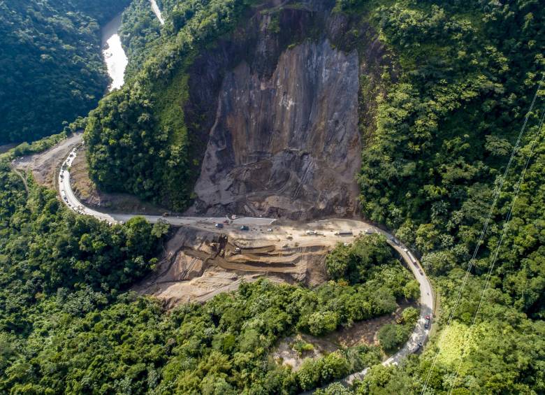 La reapertura, presupuestada para el fin de semana, no fue posible debido a las lluvias que produjeron la caída de 4.215 m3 de material. FOTO Manuel saldarriaga