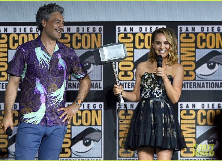 Natalie Portman posó durante la Comic Con con el martillo de Thor. FOTO INSTAGRAM