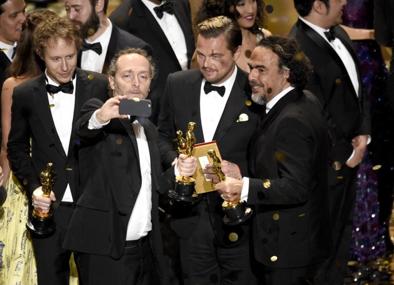 Emmanuel Lubezki, Leonardo DiCaprio y Alejandro González Iñárritu ganadores del Oscar por “The Revenant”. FOTO AP