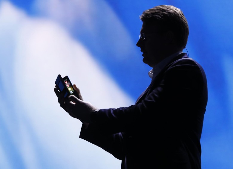 Justin Denison, de Samsung, doblando la primera pantalla que la compañía surcoreana desarrolla para plegarse. FOTO: reuters 