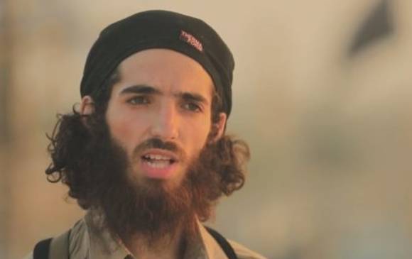 En el video aparecen dos yihadistas, uno encapuchado y otro con la cara descubierta (foto), amenazando ataques. FOTO twitter
