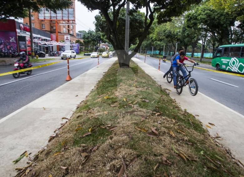Ciclorruta de la avenida Las Vegas, cuya entrega está programada para marzo de 2018. Esta nueva vía es de tipo pesado, es decir, su infraestructura fue construida solo para el tránsito de bicicletas y no afectó los carriles vehiculares. FOTO julio César herrera