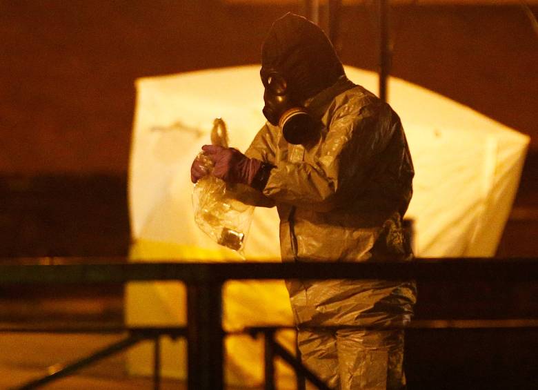 Agentes británicos investigan la banca en donde fueron encontrados, envenenados, Sergei Skripal y su hija, Yulia. FOTO Reuters