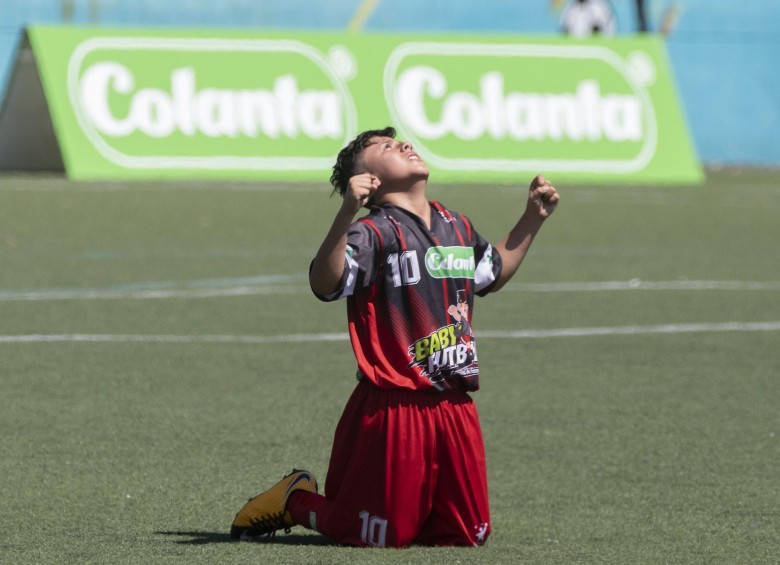El momento en el que Stiven Gómez Ortiz celebró su primer gol en el babyfútbol. FOTO Edwin Bustamante