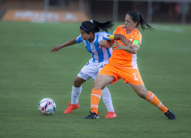 Diana Ospina (#4), figura del Envigado, marcó 3 de los 5 goles con los que vencieron a Cartagena. FOTO juan antonio sánchez