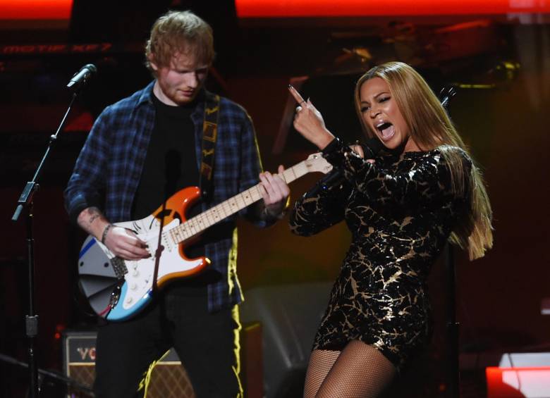 Ed Sheeran y Beyoncé participaron en el homenaje a Stevie Wonder. FOTO AP