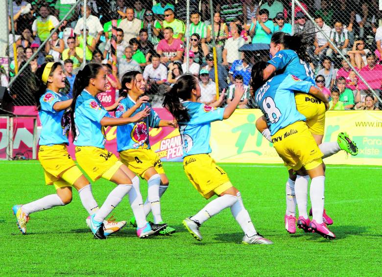 Desde los lanzamientos de penal las chicas de Bogotá se quedaron con el título. FOTO Jaime Pérez