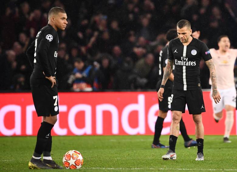 Kylian Mbappe y Dani Alves sufren la eliminación de Champions, con un equipo montado para ganarlo todo, como el PSG. FOTO AFP