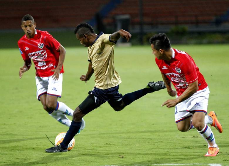 Édinson Palomino fue una de las figuras de Águilas Doradas en el estreno de su tercera intervención en la Copa Total Suramericana ante Unión Comercio del Perú. FOTO JAIME PÉREZ