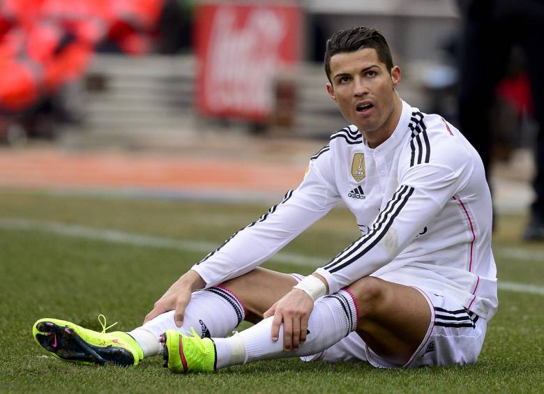 Desconsolado Cristiano Ronaldo ante derrota en el derbi. FOTO AFP