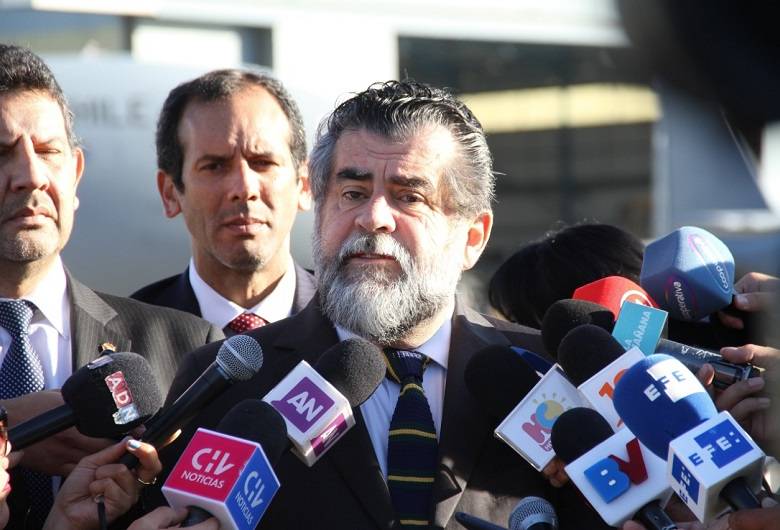 El subsecretario del Interior de Chile, Rodrigo Ubilla, durante la rueda de prensa en el aeropuerto de Antofagasta. FOTO Ministerio del Interior de Chile.