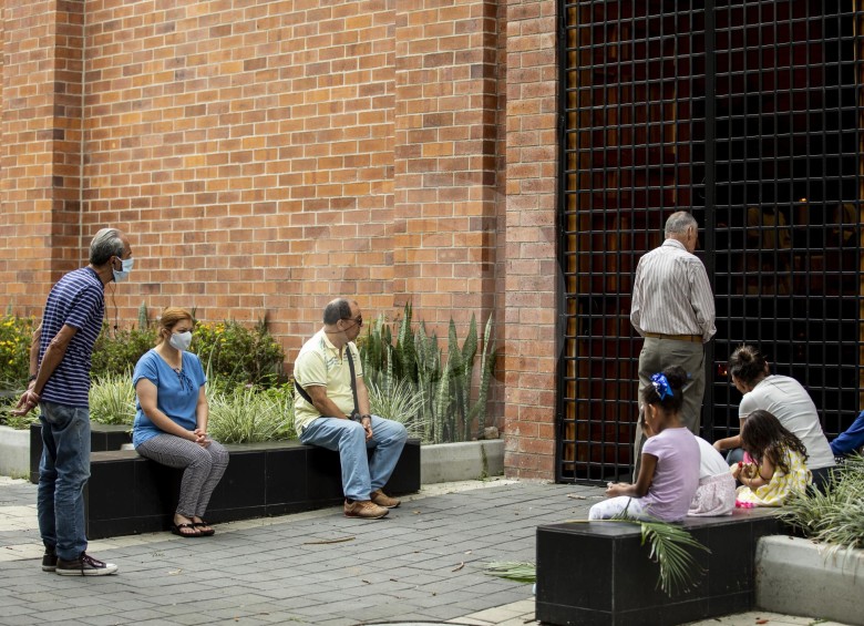 Fieles a las afueras de la iglesia de San Mateo, en Envigado