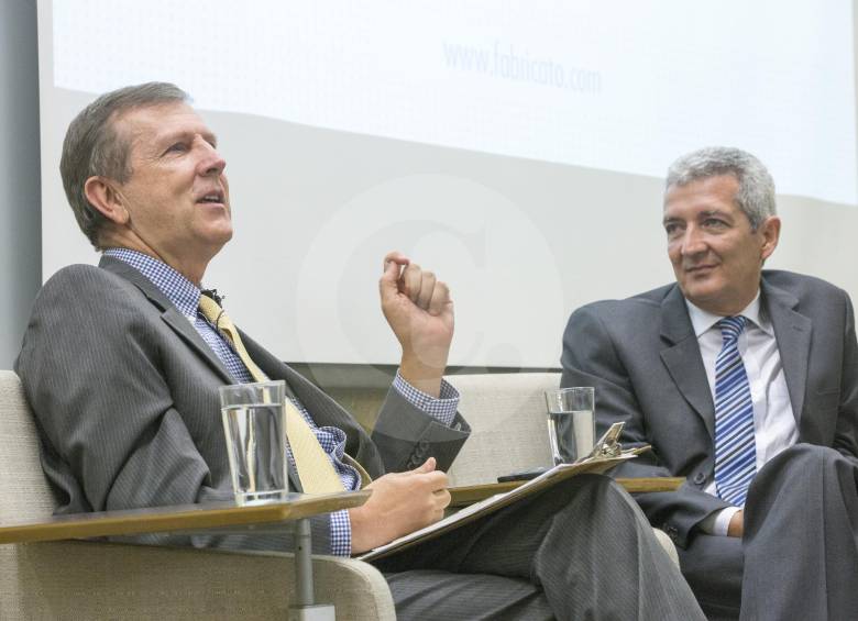 Juan Luis Mejía, rector de Eafit (izq.), y Carlos Alberto de Jesús, presidente de Fabricato, celebraron el aniversario de la empresa recordando una historia hilada desde 1920, en Bello. FOTO E. Bustamante