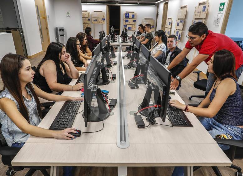 La tecnología es una aliada para el estudio de los idiomas. En la foto, una clase en el Colombo Americano. FOTO Róbinson Sáenz.