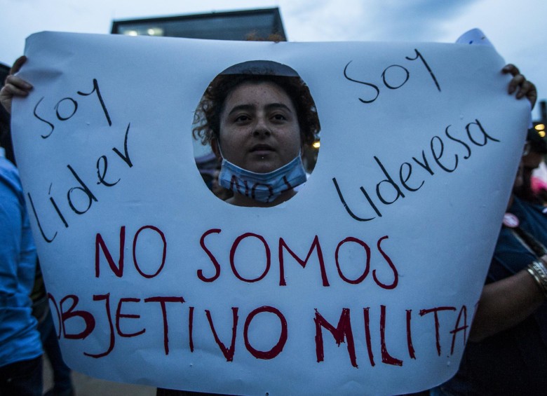 Una mujer protesta en Medellín por el asesinato de líderes sociales. FOTO: Julio César Herrera Echeverri