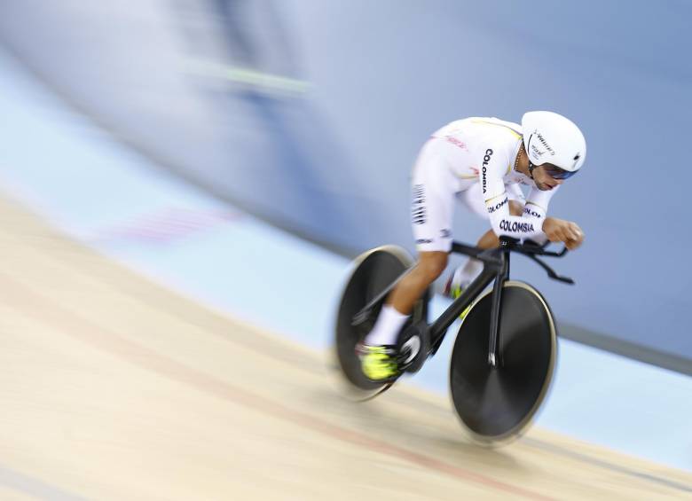 El doble medallista mundial del omnium estará de vuelta en el velódromo donde sembró sus semillas en la pista. De nuevo se presentará ante los suyos en Medellín. FOTO AFP