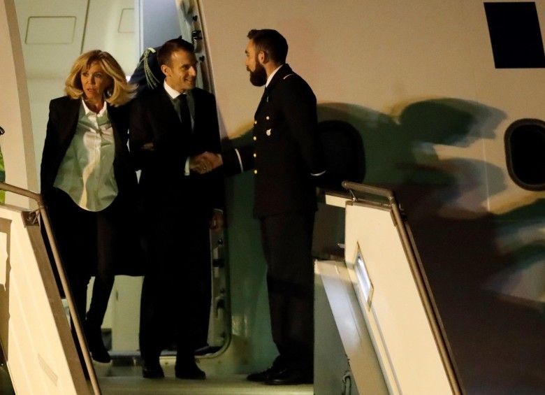 El presidente de Francia, Emmanuel Macron, saludando a uno de los trabajadores del aeropuerto de Ezeiza. FOTO: EFE