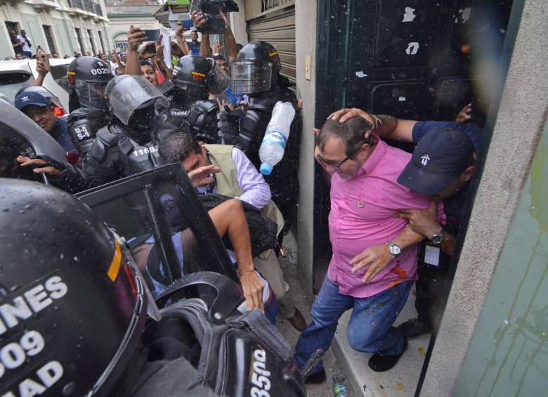 Así sacaron a Timochenko del lugar donde hacía campaña en el Valle del Cauca. FOTO COLPRENSA