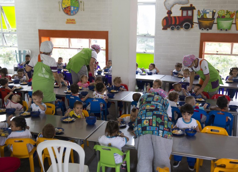 Los restaurantes escolares de Medellín son un programa de atención integral nutricional. FOTO EDWIN BUSTAMANTE