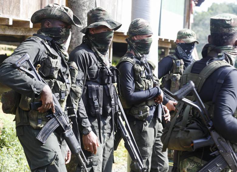 Integrantes del Eln durante la entrega de cuatro integrantes de la fuerza pública y dos civiles en hechos registrados en septiembre del año pasado. FOTO Manuel Saldarriaga