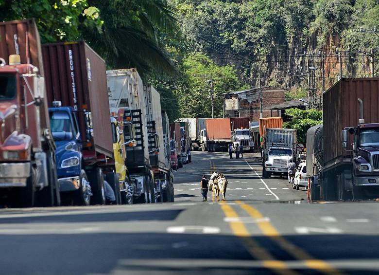 El paro en Buenaventura tiene represadas 130.800 toneladas de mercancías en el puerto, según Colfecar. FOTO CORTESÍA EL PAÍS.