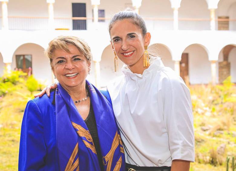 La nueva rectora de la Universidad Nacional, Dolly Montoya (chaqueta azul), celebra la designación del Consejo Superior, junto a la ministra de Educación, Yaneth Giha. FOTO cortesía mineducación