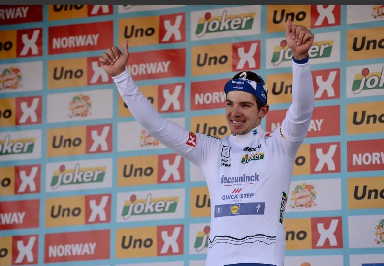 El ciclista colombiano celebró en la segunda etapa del Tour de Noruega, ganó al sprint. FOTO TOMADA DE TWITTER