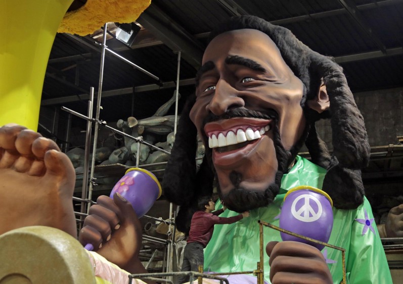 Toques finales a la figura gigante del cantante Bob Marley durante las preparaciones para el carnaval de Niza que llega a su edición 131. Foto: Reuters.